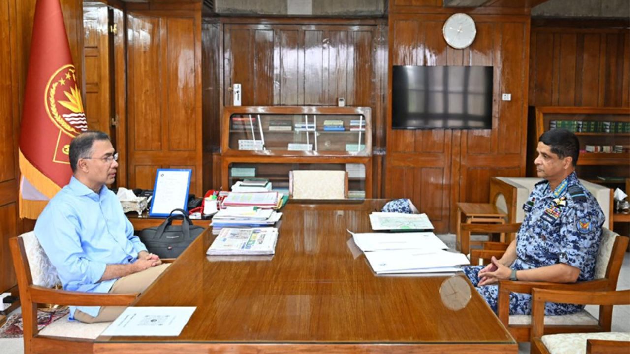 প্রধানমন্ত্রীর সঙ্গে বিমান বাহিনী প্রধানের সৌজন্য সাক্ষাৎ