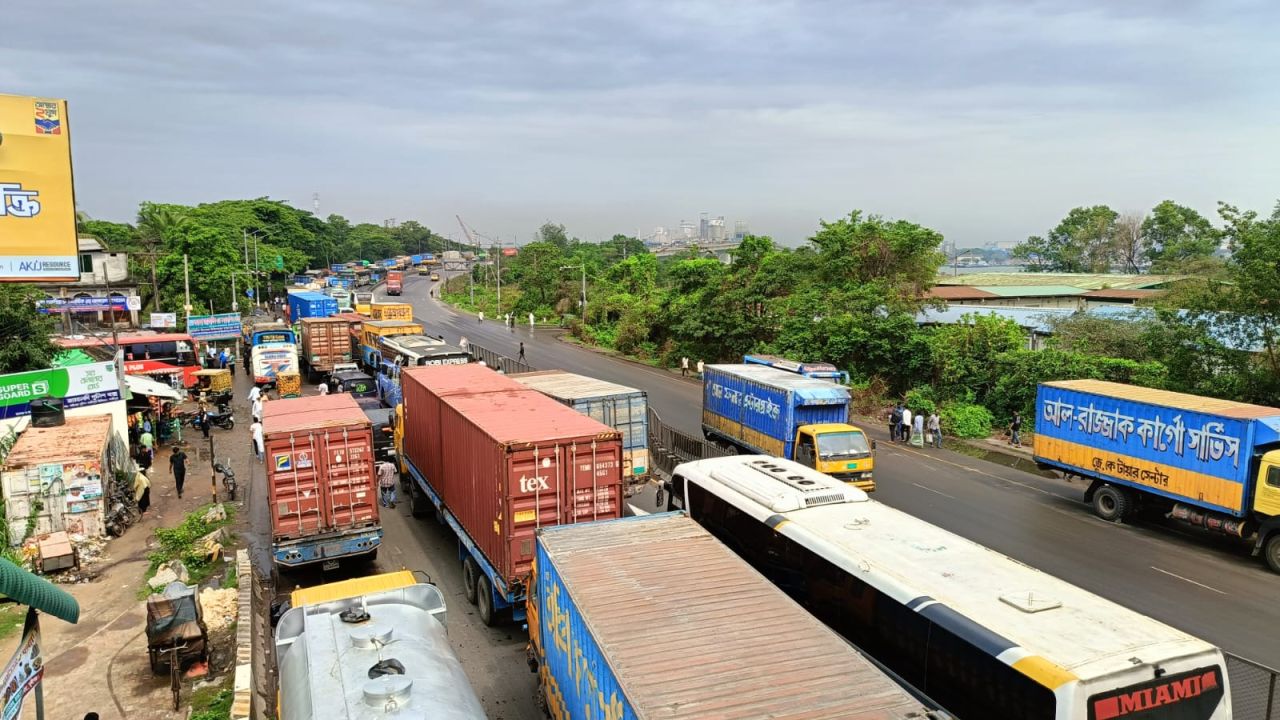 ঢাকা-চট্টগ্রাম মহাসড়কে দীর্ঘ যানজট