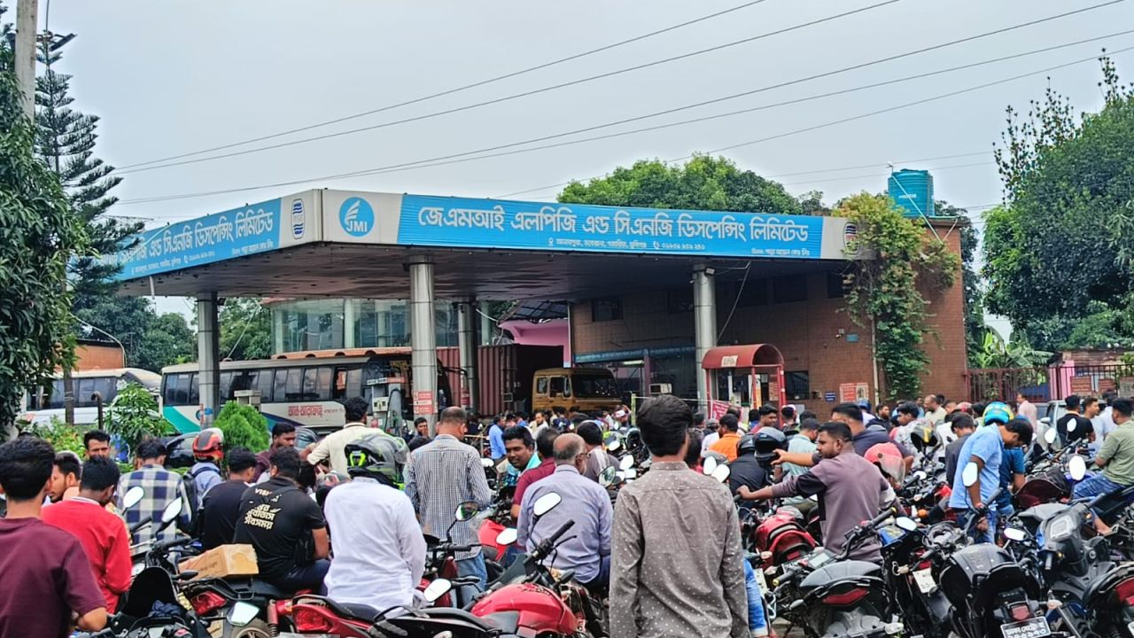 গজারিয়ায় বিভিন্ন পেট্রোল পাম্পে জ্বালানি তেলের কৃত্রিম সংকটের অভিযোগ