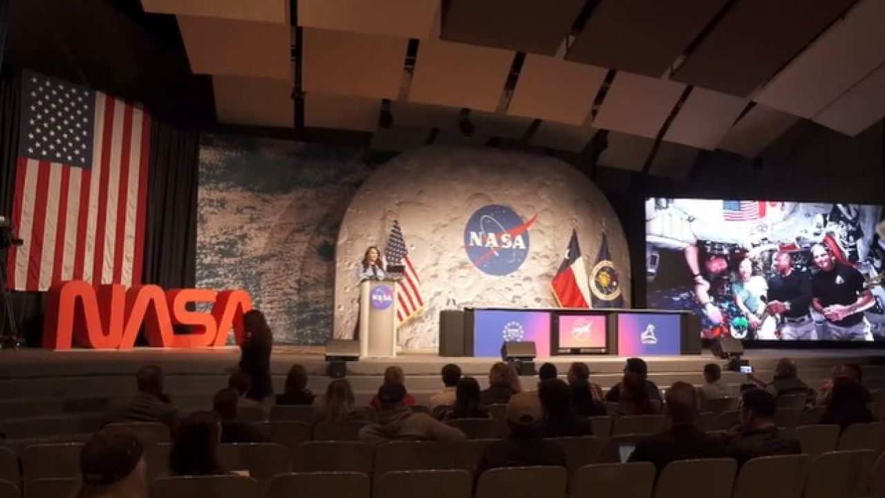 চাঁদের অদেখা দিকের গল্প, কান্না ও ম্যাপল কুকি