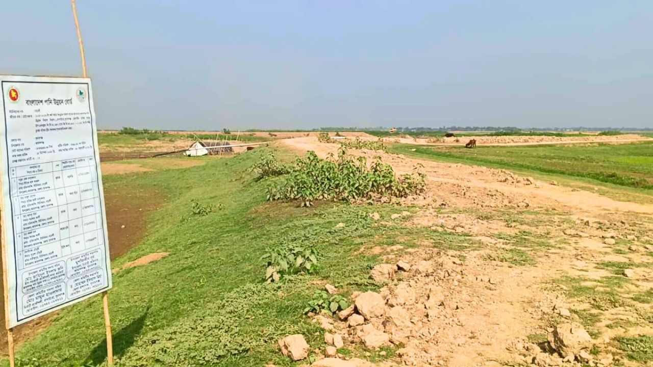 বাঁধের মাটি গিলে খাচ্ছে নদী, হাওরে জলাবদ্ধতায় ডুবছে কৃষকের স্বপ্ন