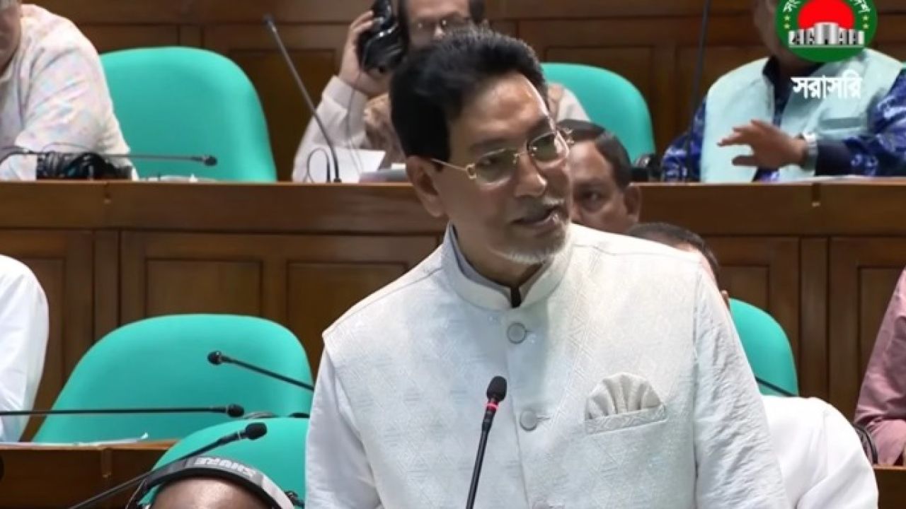 “মধ্যাহ্নভোজে তিনটা তিমি আর দুইটা হাঙ্গর”