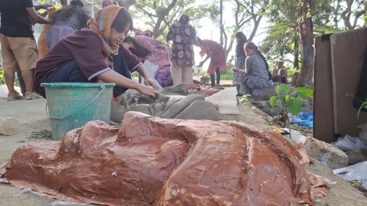 রাবির বৈশাখী শোভাযাত্রার প্রস্তুতি, থাকছে ব্যতিক্রমী মোটিফ