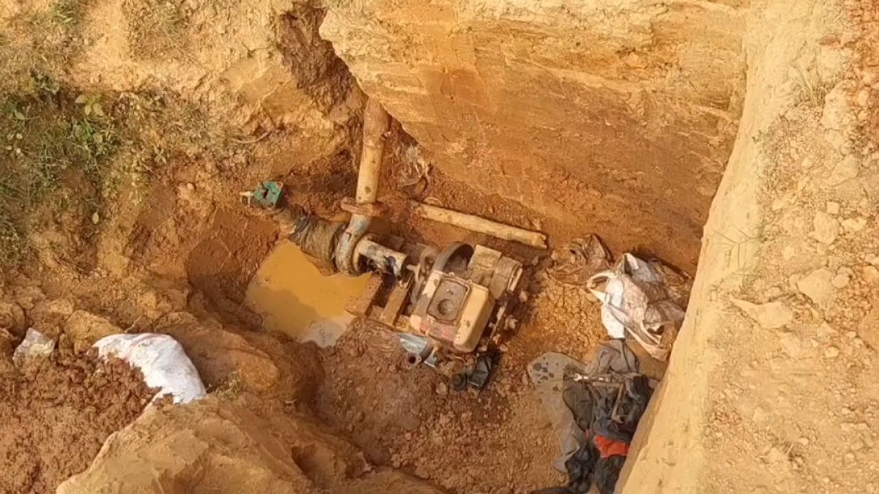 খরার শুরুতেই ১৫ ফুট গর্তে সেচ পাম্প