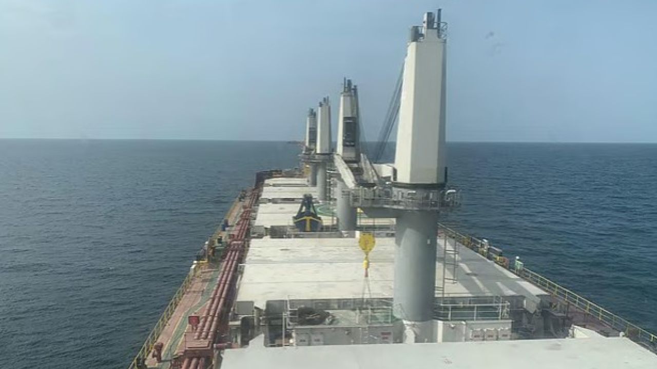 হরমুজের কাছে আটকে গেল বাংলাদেশি জাহাজ