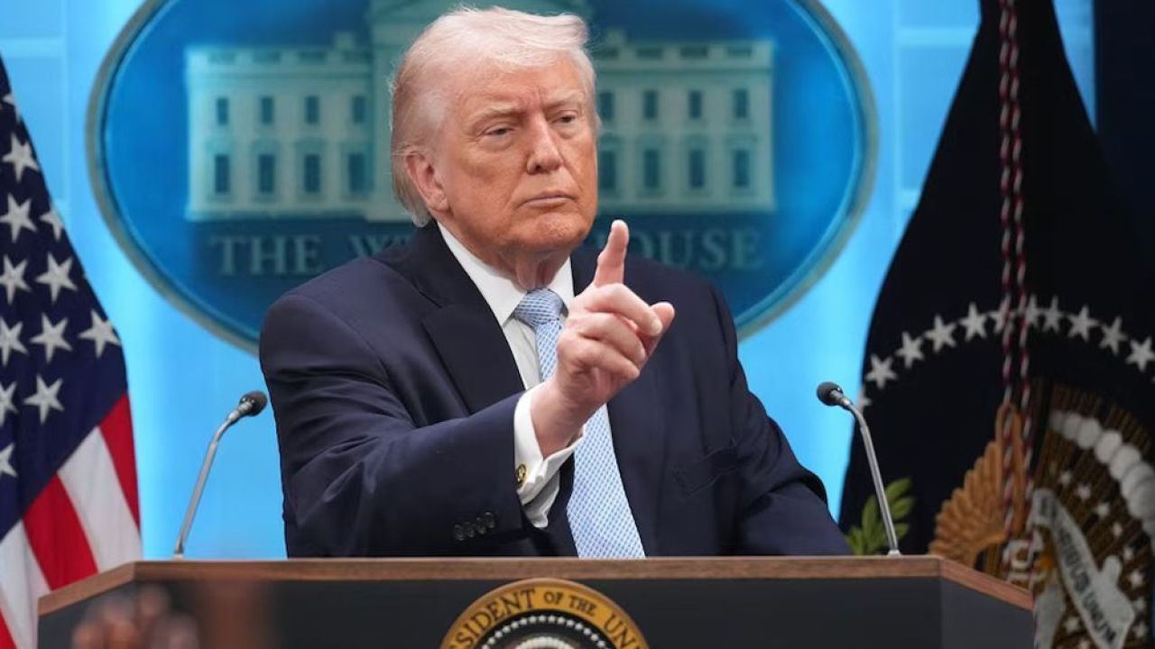 ‘ইরানের সহযোগিতা ছাড়াই খুলবে হরমুজ প্রণালি’: কড়া হুঁশিয়ারি ট্রাম্পের