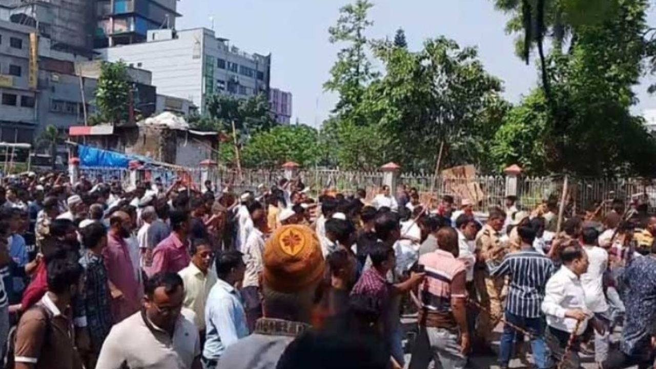 হকার- ব্যবসায়ীদের মধ্যে সংঘর্ষ: থমথমে বায়তুল মোকারম মার্কেট