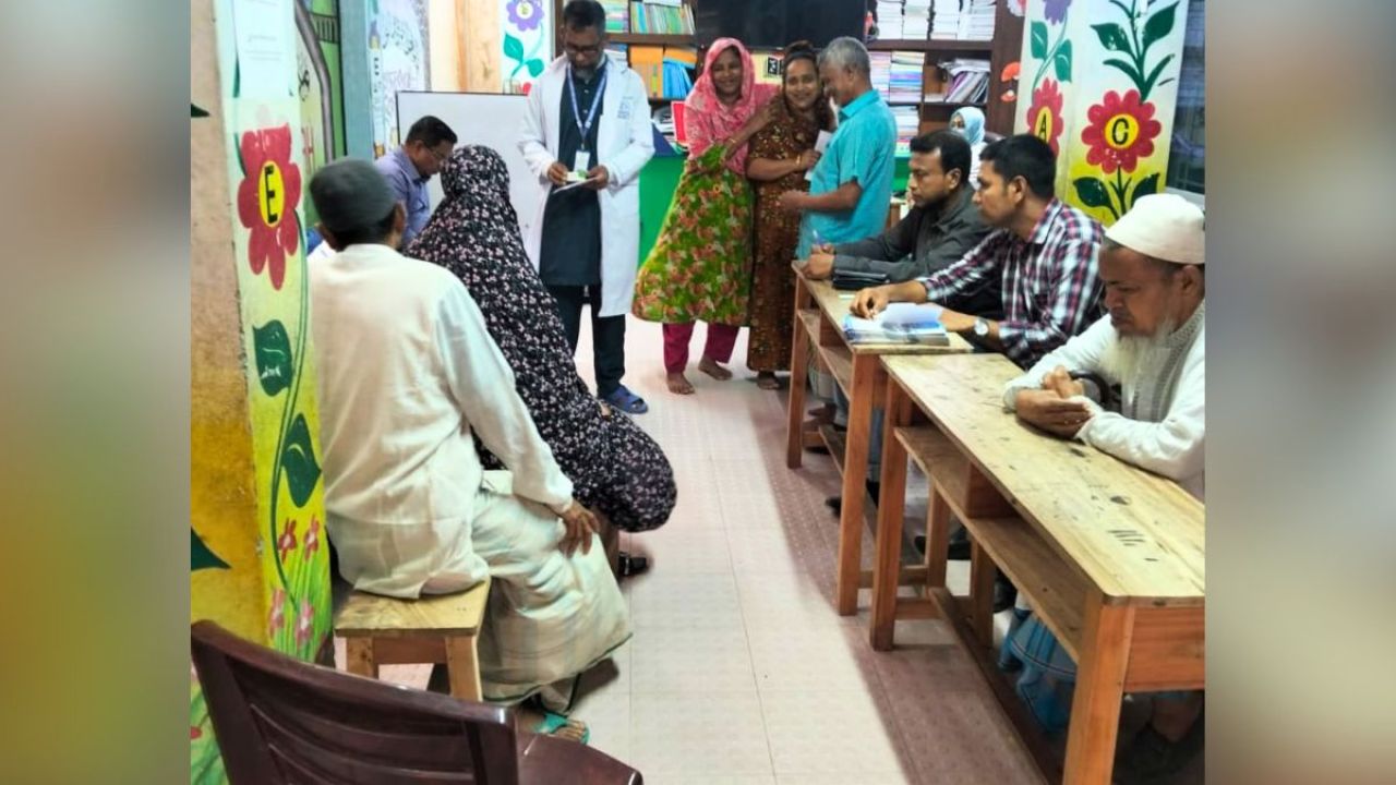 আফতাবনগরে বিনামূল্যে চক্ষুসেবা-ওষুধ পেলেন সুবিধাবঞ্চিতরা