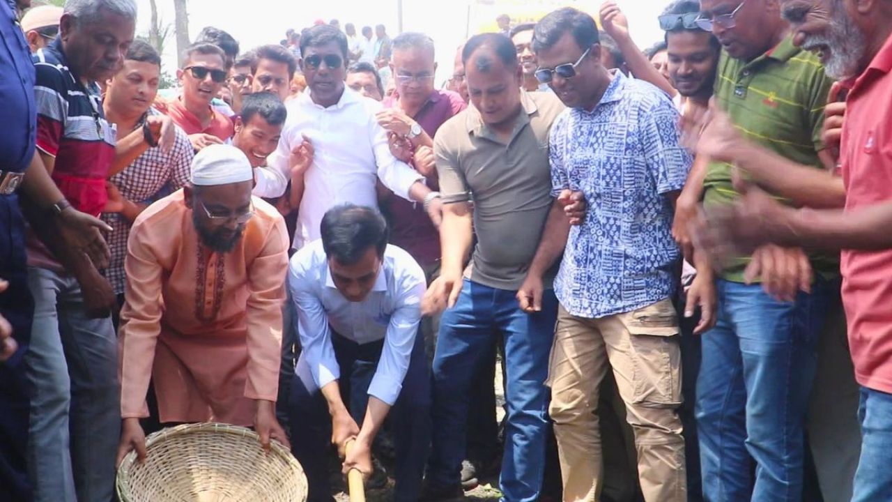 নওগাঁয় ৯৮ লাখ টাকা ব্যয়ে খাল পুনর্খনন কাজের উদ্বোধন