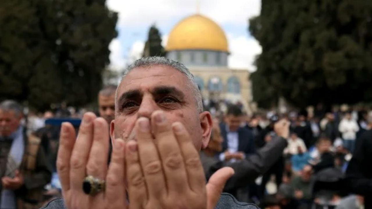 যুদ্ধবিরতির পর আল-আকসায় ১ লাখ মুসল্লির প্রথম জুমার নামাজ