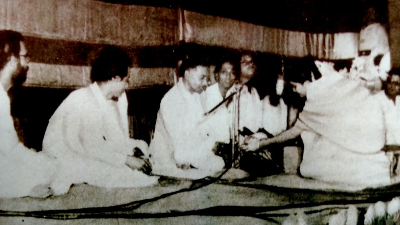 দূর পৃথিবীর গন্ধ