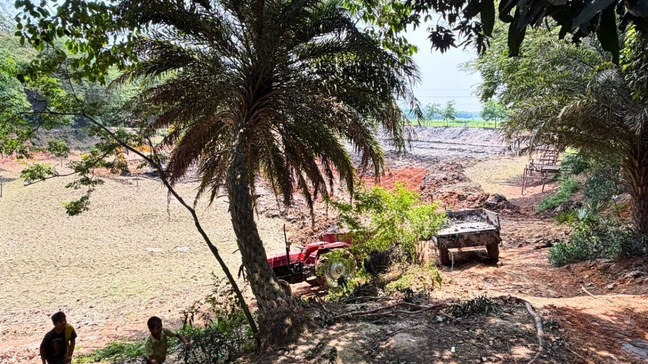 অনুমতি ছাড়া মাটি কাটায় কালীগঞ্জে জমির মালিককে দণ্ড