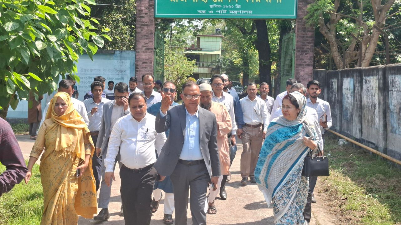 রাজশাহীর সিল্কের মান উন্নত করতে কাজ করছে সরকার: বস্ত্র ও পাট প্রতিমন্ত্রী