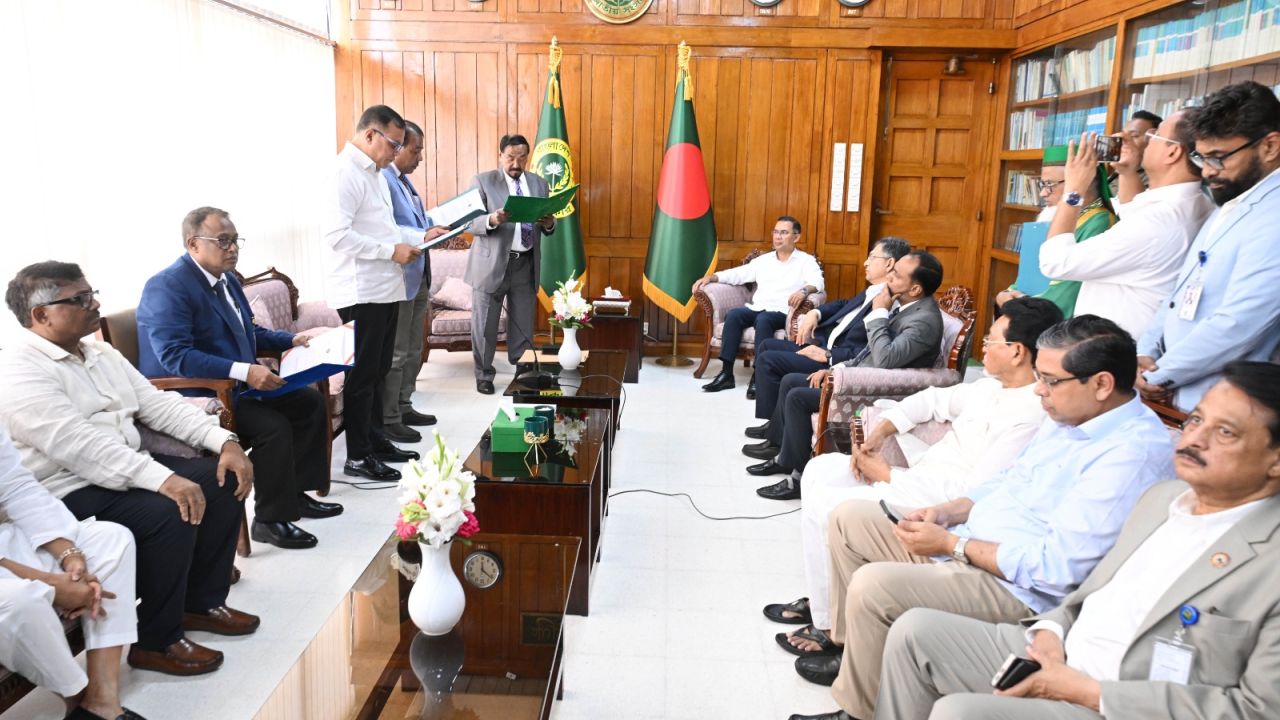  প্রধানমন্ত্রীর উপস্থিতিতে শপথ নিলেন দুই নবনির্বাচিত এমপি