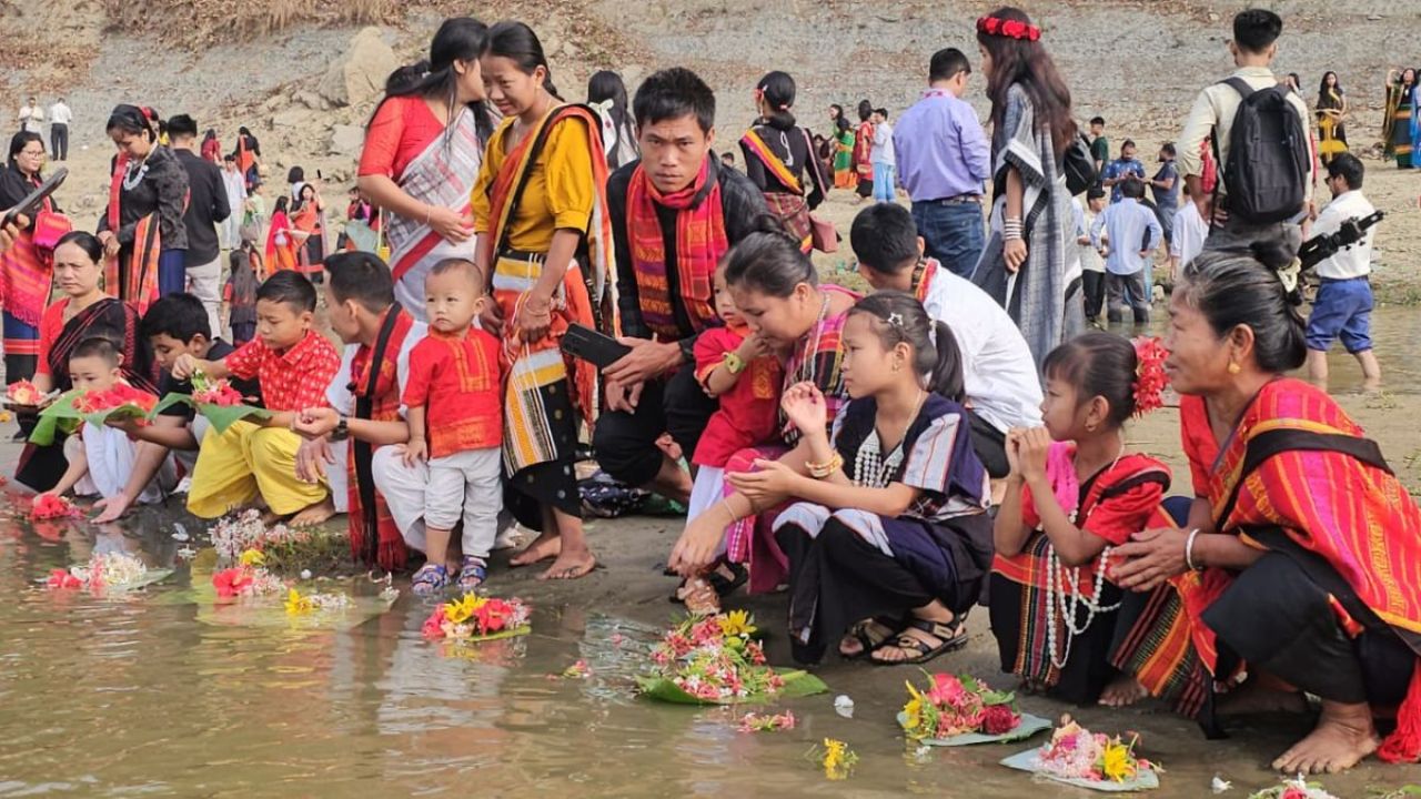 সাঙ্গু নদীতে ফুল ভাসিয়ে পাহাড়ে শুরু হলো বিজু ও বিষু উৎসব