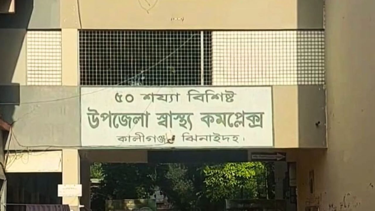 দুই বাসের মাঝে চাপা পড়ে হকার নিহত