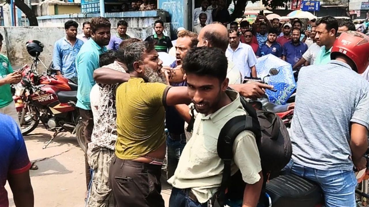 লাইনে দাঁড়িয়ে হৃদরোগে প্রাণ গেল শিক্ষকের, সংঘর্ষে আহত ৩