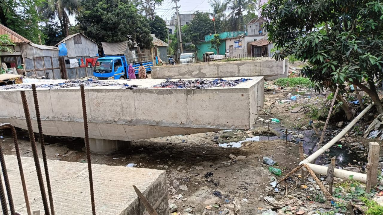 খাল ভরে গেছে, সেতু নির্মাণ কাজ শেষ হয়নি