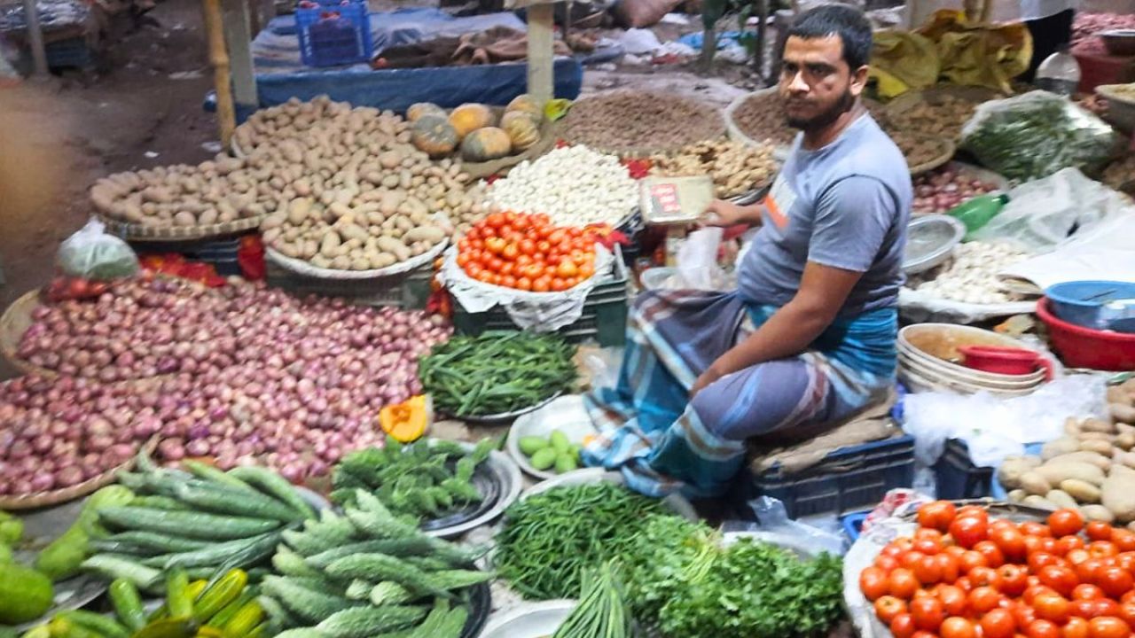 পলাশে সবজির বাজারে উত্তাপ