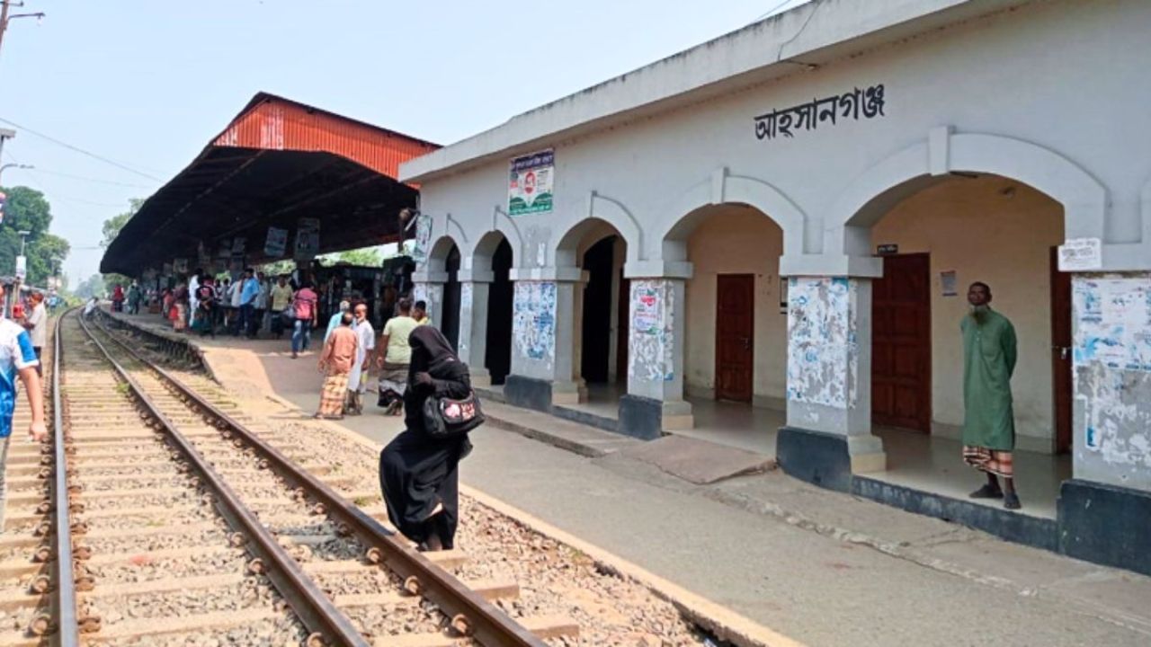 আত্রাইয়ে ট্রেনে কাটা পড়ে অজ্ঞাত যুবকের মৃত্যু