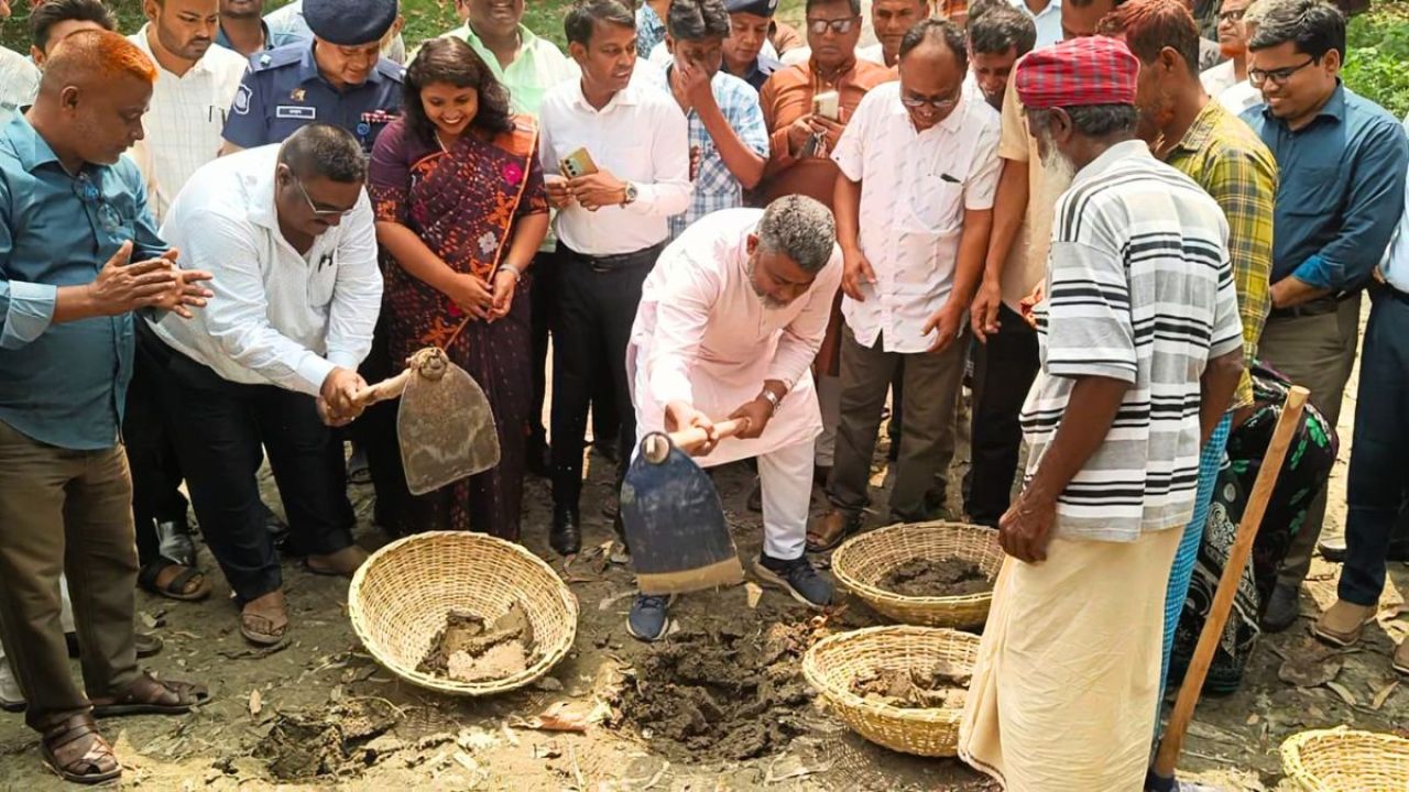 বদলগাছীতে ২৫ লাখ টাকা ব্যয়ে খাল পুনঃখনন কাজের উদ্বোধন