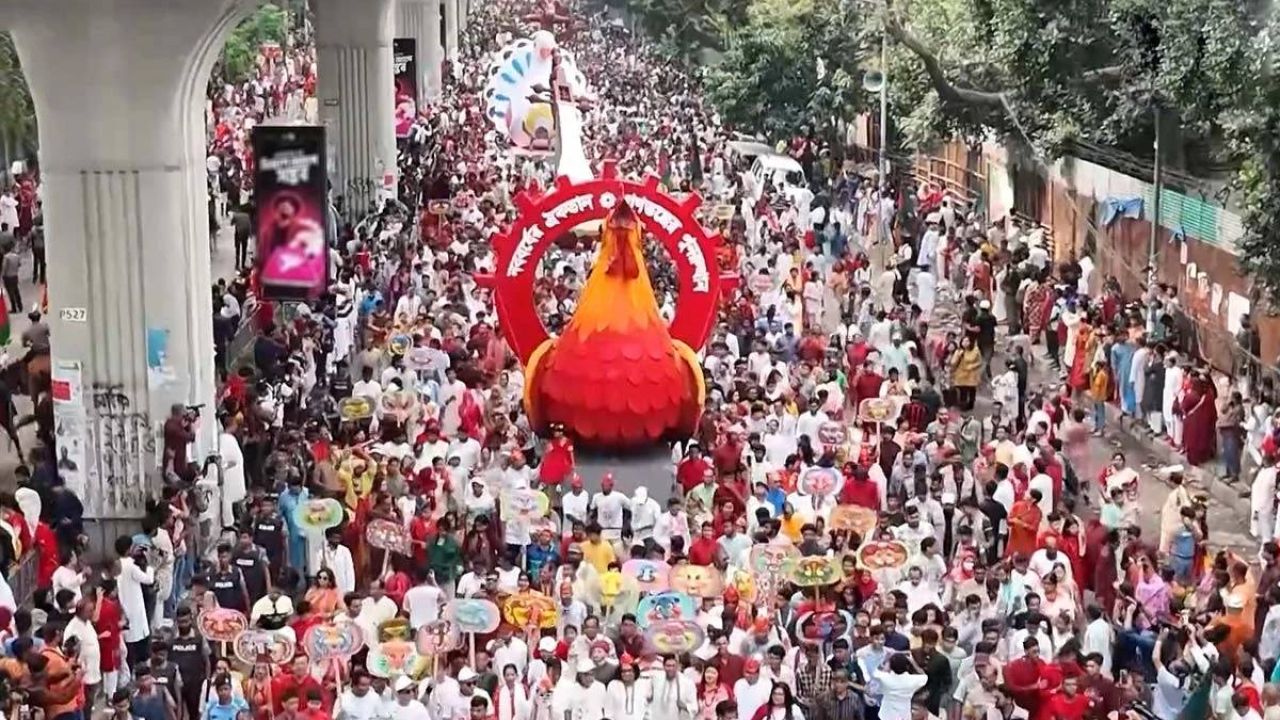 শোভাযাত্রা এগোয়, আমরা কি এগোই?