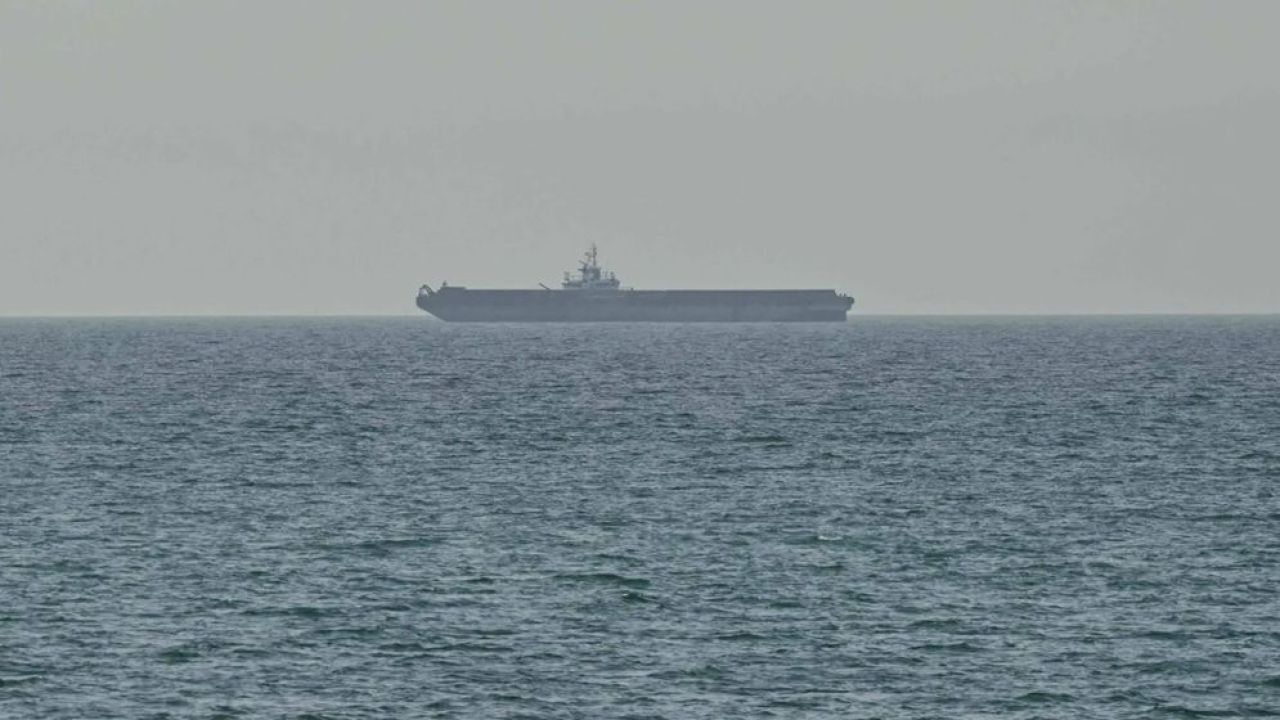  মার্কিন নিষেধাজ্ঞা উপেক্ষা করে হরমুজ পার হলো চীনা তেলবাহী জাহাজ