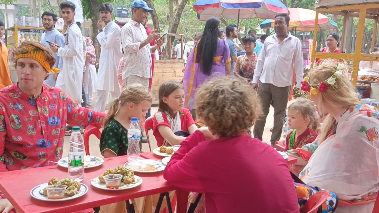 সন্তানদের নিয়ে জ‌্যাকব-জয়ার রঙিন বৈশাখ