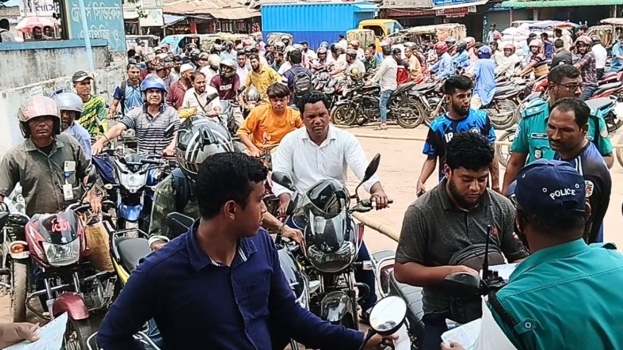 রংপুরে জ্বালানি তেলের তীব্র সংকট, পাম্পে পাম্পে দীর্ঘ সারি
