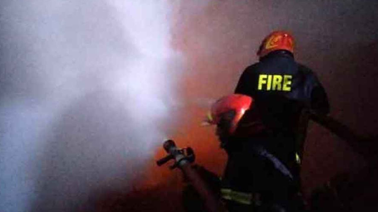 বনানীতে বহুতল ভবনে আগুন: নিয়ন্ত্রণে ৫ ইউনিট