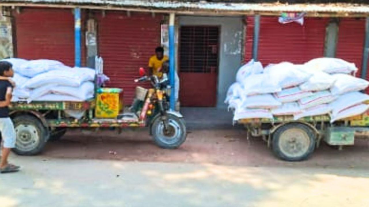 মান্দায় পাচারকালে ৪৫ বস্তা সরকারি সার জব্দ