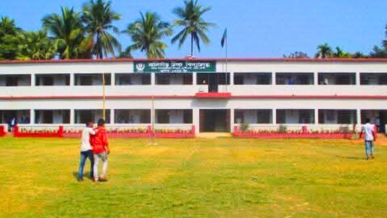 ফেনীতে অফিস সহকারীর জালিয়াতি, প্রশাসনের হস্তক্ষেপে রক্ষা পেল ৯২ শিক্ষার্থীর ভবিষ্যৎ