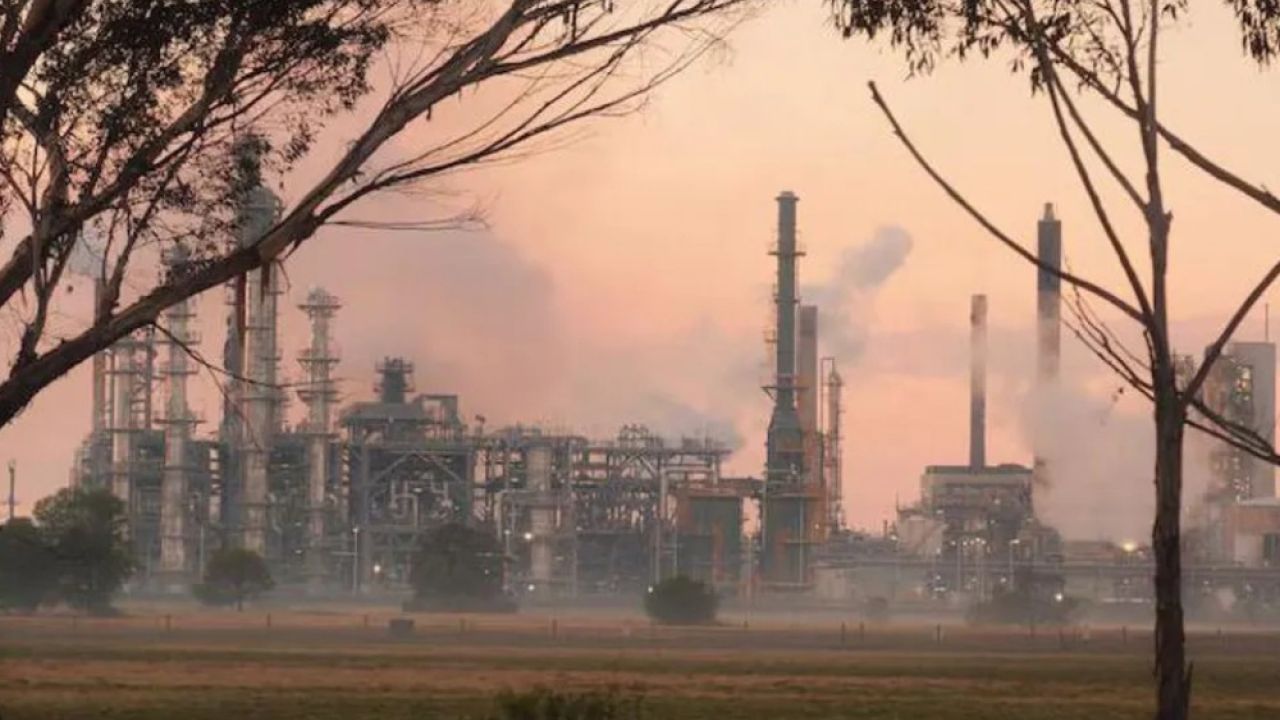 অস্ট্রেলিয়ার তেল শোধনাগারে আগুন: জ্বালানি সংকটের শঙ্কায় দেশটি