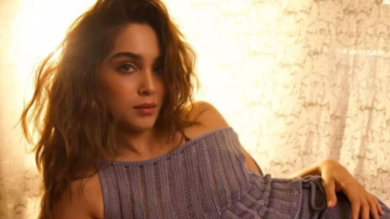 মধুবালার বায়োপিকে আলোচনায় কে এই শর্বরী