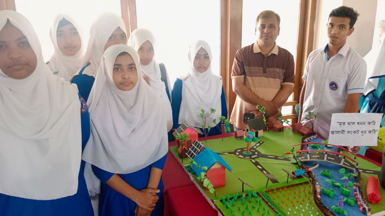 মৃত খাল সংস্কারে জ্বালানি সমাধান : বিজ্ঞান মেলায় সাটুরিয়ার শিক্ষার্থীদের চমক