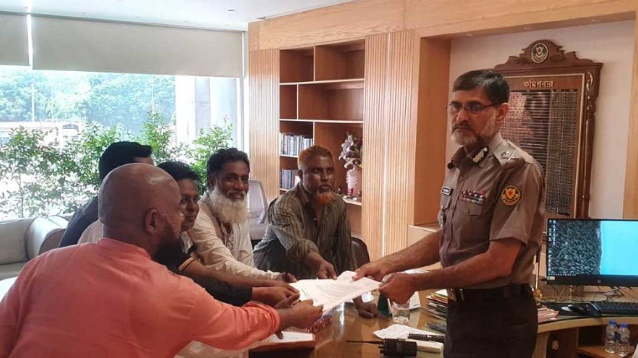 পুলিশকে ‘আক্ষেপ-দুঃখের’ কথা জানালেন হকাররা