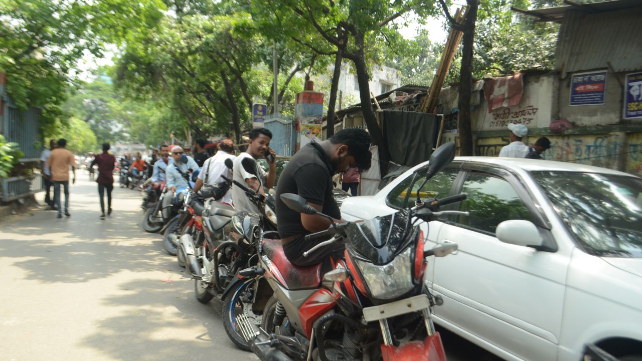 সরকার সমস্যা ‘লুকাচ্ছে’: ক্ষুব্ধ চালকদের অভিযোগ