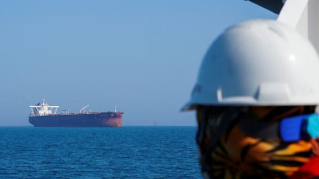 বাণিজ্যিক জাহাজের জন্য খুললো হরমুজ