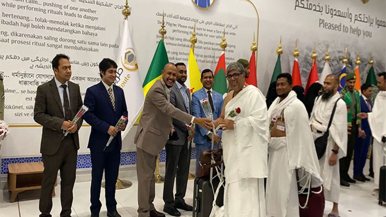 জেদ্দায় পৌঁছেছেন প্রথম ৪১৯ হজযাত্রী