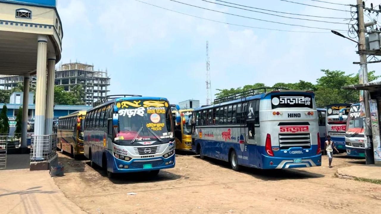 পুলিশের সঙ্গে বৈঠকের পর কুষ্টিয়ায় বাস চলাচল স্বাভাবিক