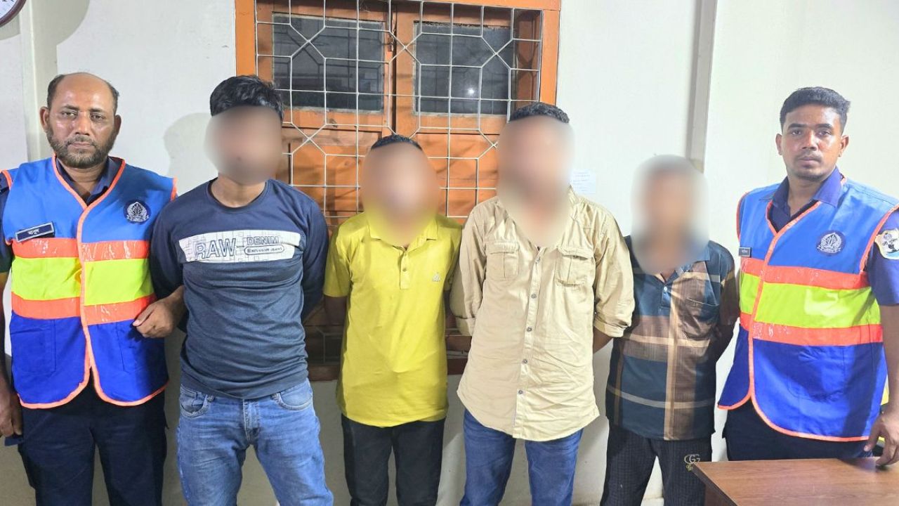 ফেরিতে ছদ্মবেশে নৌ পুলিশের অভিযান, ৪ পেশাদার জুয়াড়ি গ্রেপ্তার
