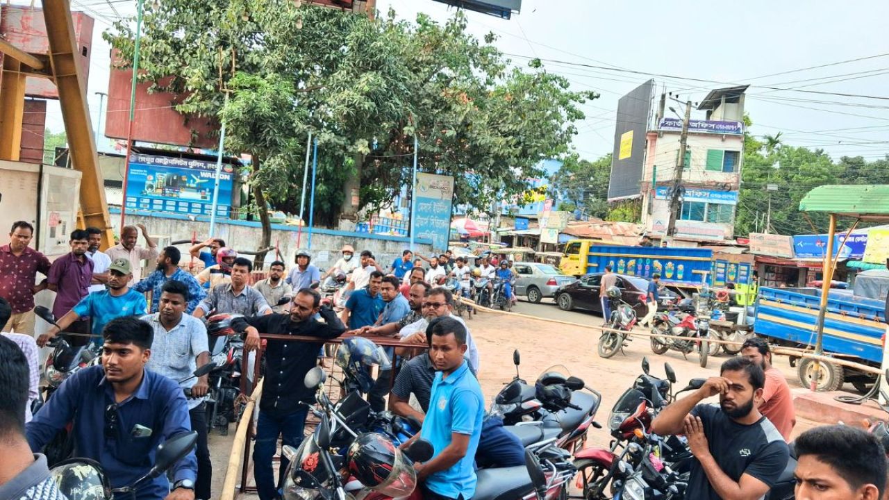 ৫ ঘণ্টা লাইনে দাঁড়িয়েও মিলছে না তেল, প্রভাবশালীরা নিচ্ছেন ‘সিরিয়াল’ ভেঙে