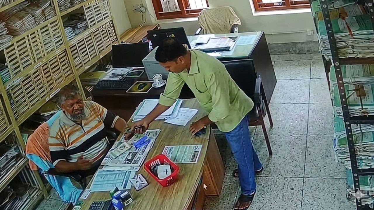 প্রকাশ্যে ঘুষ খাওয়াই মুস্তাফিজের ‘নেশা’