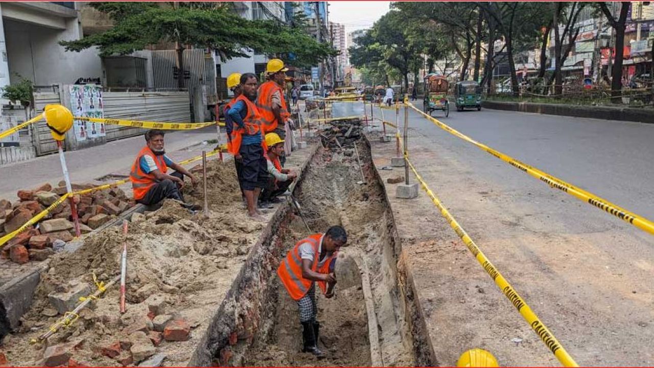 পল্টন থেকে রমনা: খোঁড়া রাস্তা যানজটে অচল