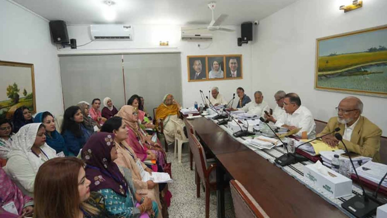 গভীর রাত পর্যন্ত গুলশানে দাপ্তরিক কাজ করলেন প্রধানমন্ত্রী