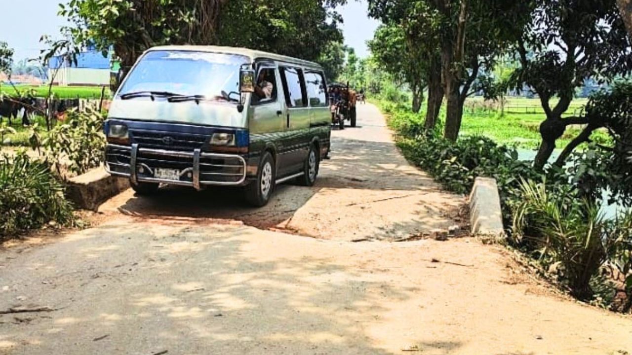 ৫ দশকে সংস্কার হয়নি, অবশেষে ভেঙে পড়ল বদলগাছীর কালভার্ট