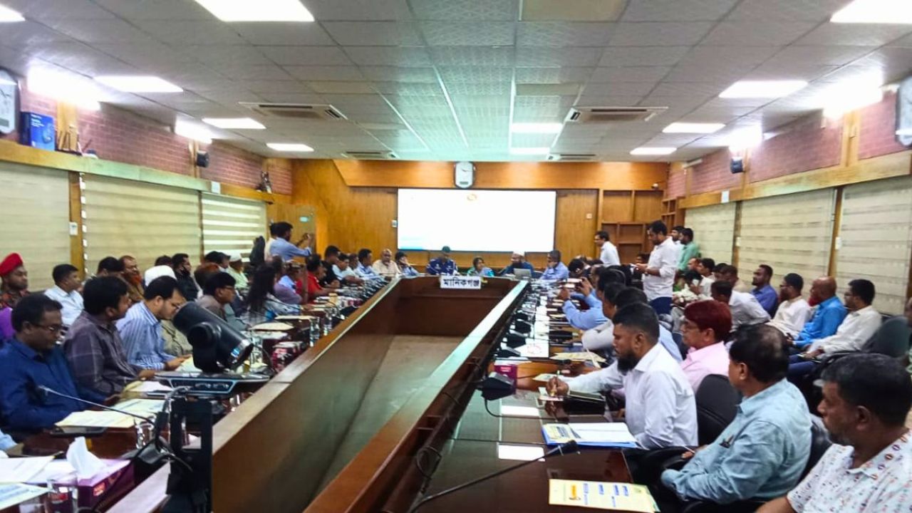  মানিকগঞ্জে টিকাদান ক্যাম্পেইন সফল করতে প্রশাসনের প্রস্তুতি সভা