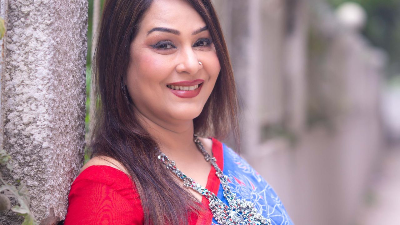 ‘মানুষটিকে দেখ’ সিনেমায় গাইলেন মুন্নী