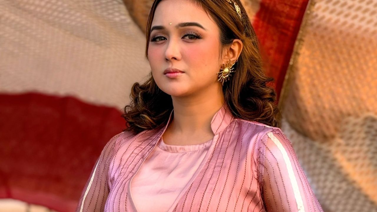 বিএনপির মনোনয়ন ফরম নিলেন অভিনেত্রী চমক