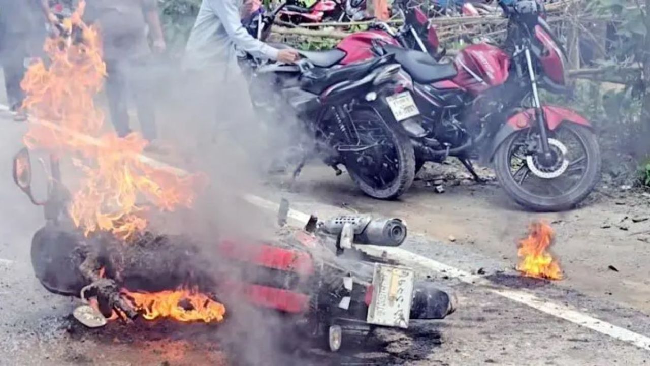 রাজারহাটে ফিলিং স্টেশনে মোটরসাইকেলে আগুন